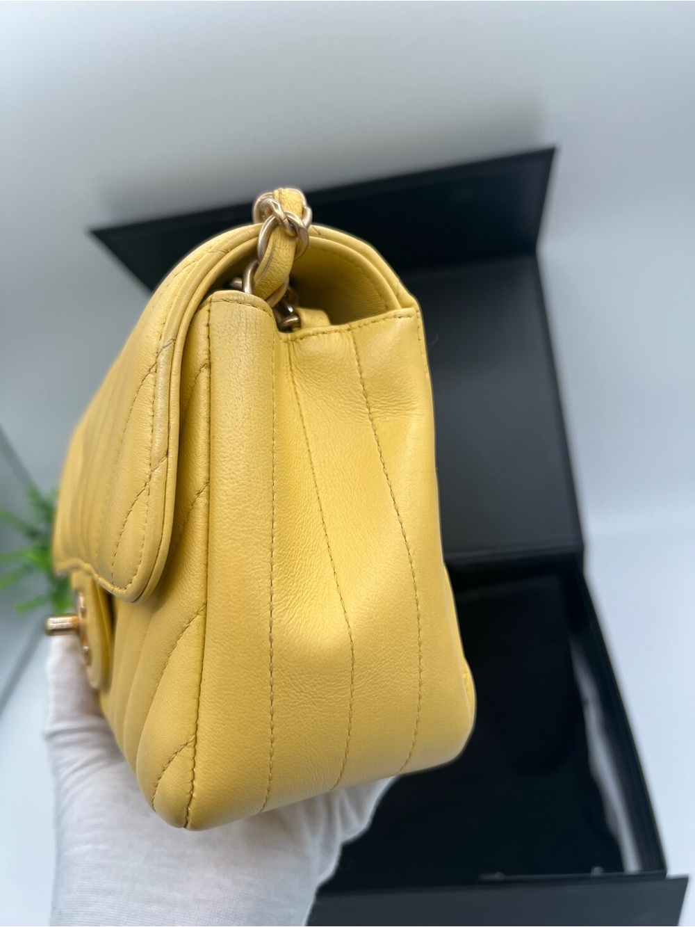 Chanel Chevron Quilted Lambskin Shoulder Bag in Yellow 🔥 - Picture 3 of 8